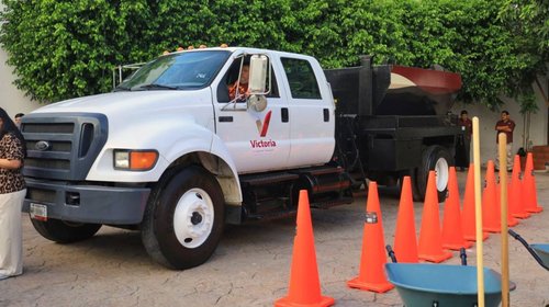 Refuerzan trabajos de rehabilitación de pavimento en Victoria