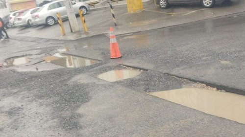 Abundan baches en la colonia Roma; provocan problemas viales