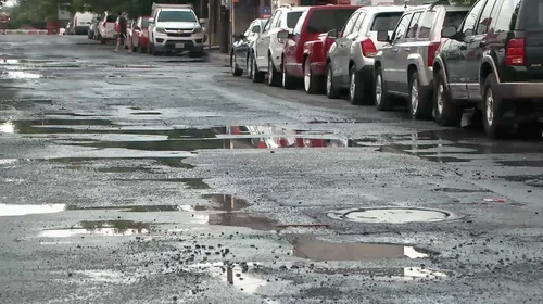 Aguas negras esconden baches en el municipio de Guadalupe