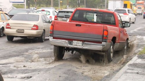 Brotan baches por vialidades de zona metropolitana tras lluvias