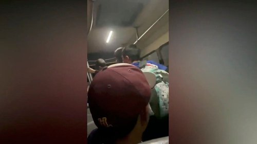 Video: Baja chofer a estudiantes de camión por hacer 'ruido'