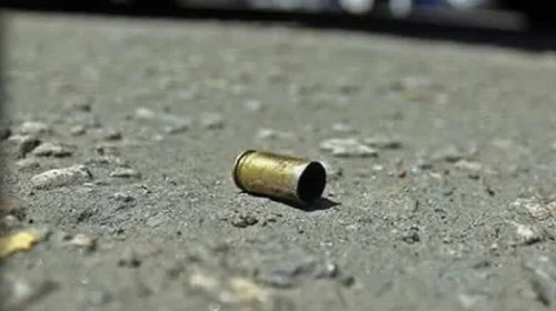 Balas perdidas hieren a una mujer y un menor en Michoacán