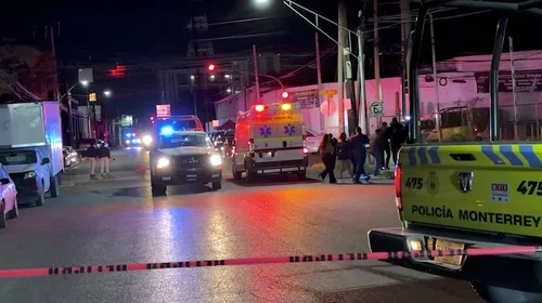 Deja un muerto y dos heridos balacera afuera de bar en Monterrey