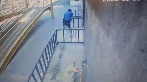 Ladrón se dispara por accidente tras asalto en Mitras Sur