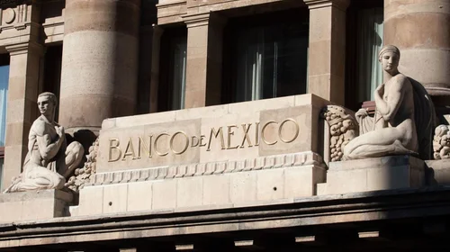 Banxico recorta tasa y ajusta al alza pronósticos de la inflación