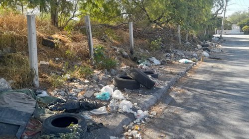 Abunda la basura a orillas del Canal Aztlán en Monterrey