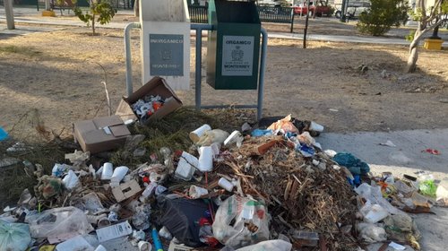 Dejan basura frente a contenedores en la colonia La Alianza
