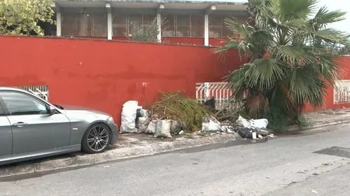 Usan banquetas de escuela como basurero en San Nicolás