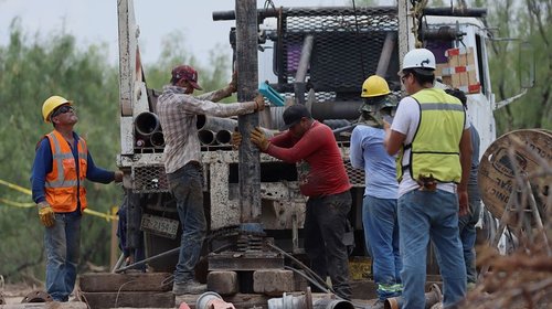 Intensifican rescate de mineros atrapados en Sinaloa