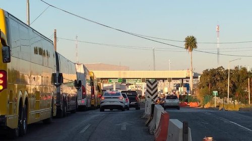 Aumenta retorno de paisanos y filas en puentes de Nuevo Laredo