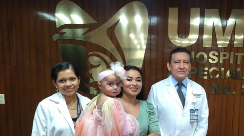 Bebé se antepone a cáncer con trasplante en el IMSS