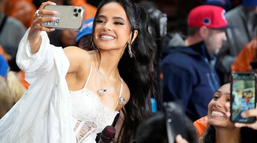 Becky G muestra con orgullo sus raíces en 'Esquinas'