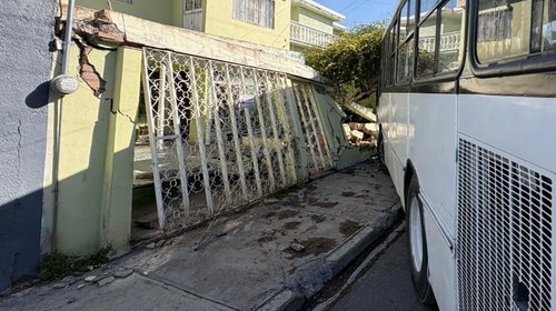 Camión se impacta y arrolla a vendedor en Bellavista