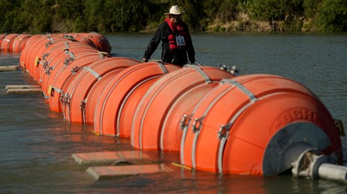 Ordenan a Texas mover barrera flotante a la orilla del río Bravo
