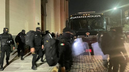 Blindan Palacio de Gobierno con vehículos Black Mamba y policías