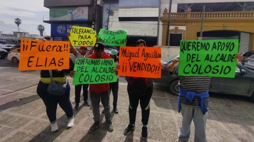 Protestan puesteros por decomisos y permisos para trabajar