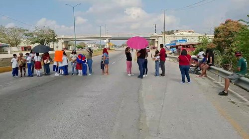 Bloquean carretera en Altamira para exigir reapertura de primaria