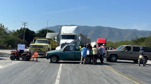 Bloquean carretera para exigir pago de 5.5 hectáreas en Victoria