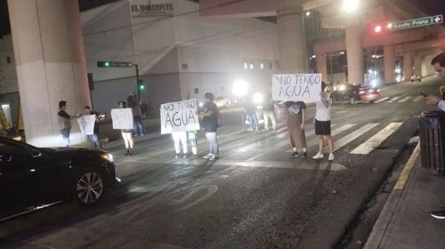 Ciudadanos bloquearon Av. Félix U. Gómez por falta de agua