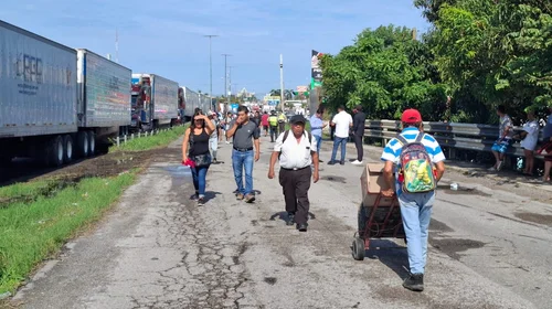 Cumplen 24 horas de bloqueo por inundaciones en El Moralillo