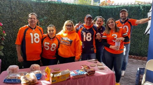Afición regia de Broncos de Denver triunfa… ¡al ayudar!