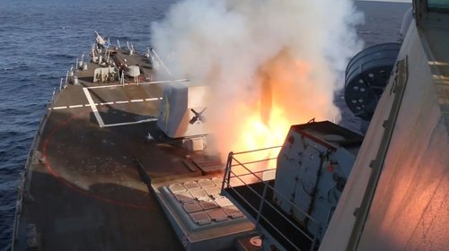 Dispara Estados Unidos contra buques iraníes en el golfo de Omán