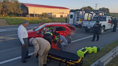 Registran aparatoso accidente en la carretera Victoria-Monterrey
