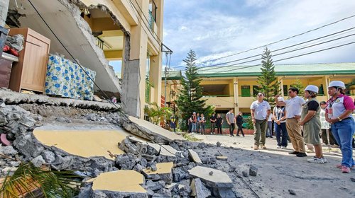 Asciende a 47 personas sin vida tras terremoto en Filipinas