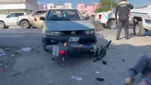 Casco evita tragedia tras choque de moto y taxi en Saltillo
