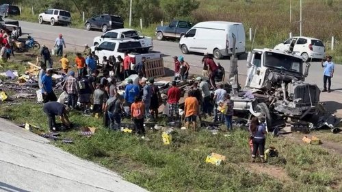 Vuelca camión cargado de aguacates en Reynosa y desatan rapiña