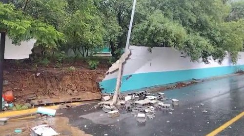 Cae barda de escuela primaria al sur de Monterrey