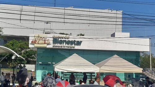 Cajero de Bienestar no funciona; adultos mayores esperan bajo el sol