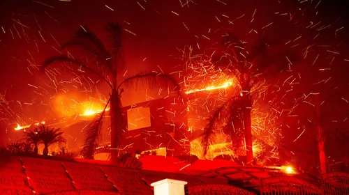Incendio arrasa con hogares en el sur de California