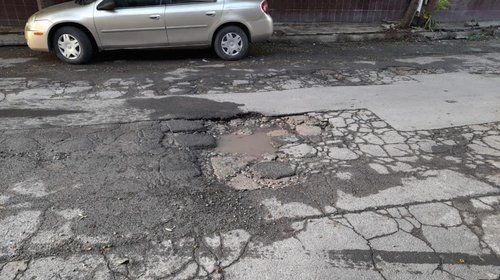Abundan baches en la colonia Terminal, en Monterrey