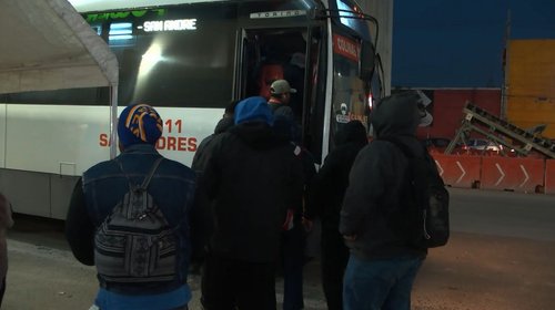 Hasta 2 horas tardan las personas esperando el camión