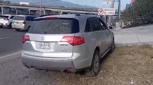 Abandonan una camioneta en avenida Constitución