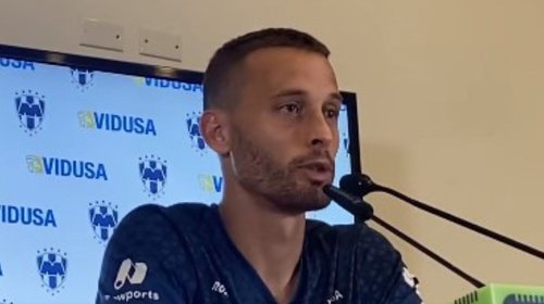 Canales levanta la mano para centro delantero