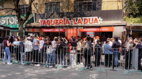 Fans viven caos y experiencia agridulce en taquería de Dua Lipa