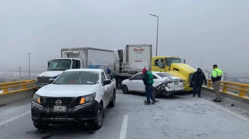 Carambola en carretera a Monterrey deja 7 vehículos involucrados
