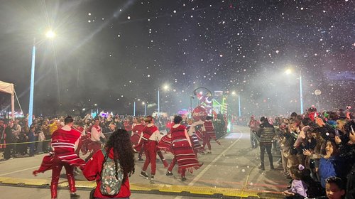 Regios disfrutan de la tradicional caravana navideña de Coca-Cola