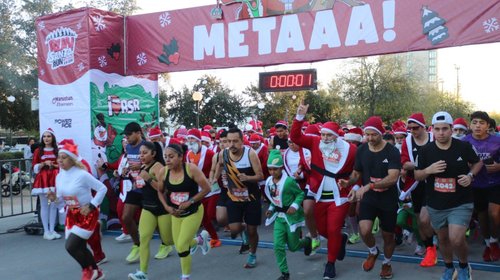 Más de 4 mil santas corren por el parque fundidora
