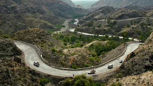 Bomba en carretera mata a cinco policías en Pakistán