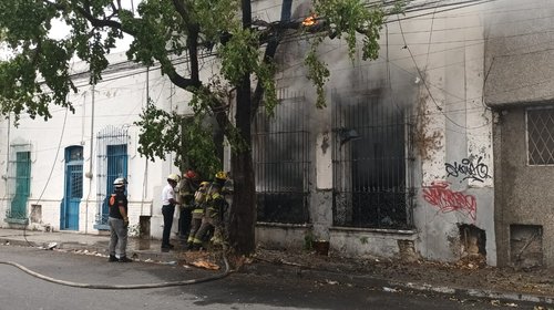 Indigente prende fuego a casa en centro de Monterrey