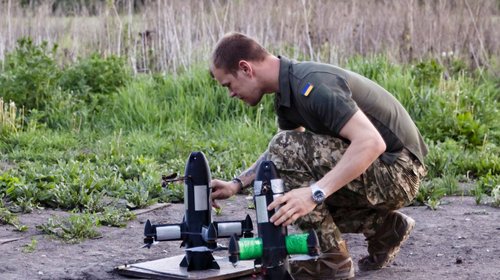 Ataca Ucrania planta militar y refinería en Rusia