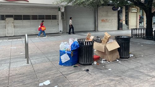 Amanecen calles del Centro saturadas de basura tras el Buen Fin