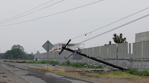 CFE olvida postes derribados por tráiler en Apodaca