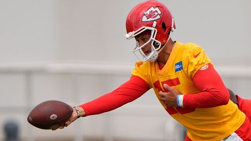 Chiefs renueva contrato de Mahomes; podría ganar US$500 millones