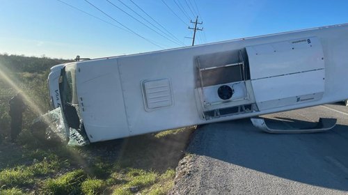 Chocan dos camiones de personal en Salinas Victoria 