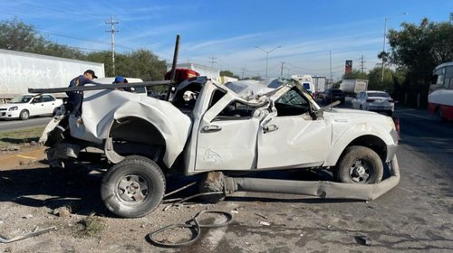 Chocan por alcance dos tráileres contra camioneta