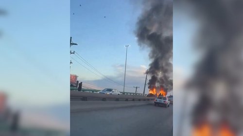 Chocan y se incendian dos automóviles en Escobedo